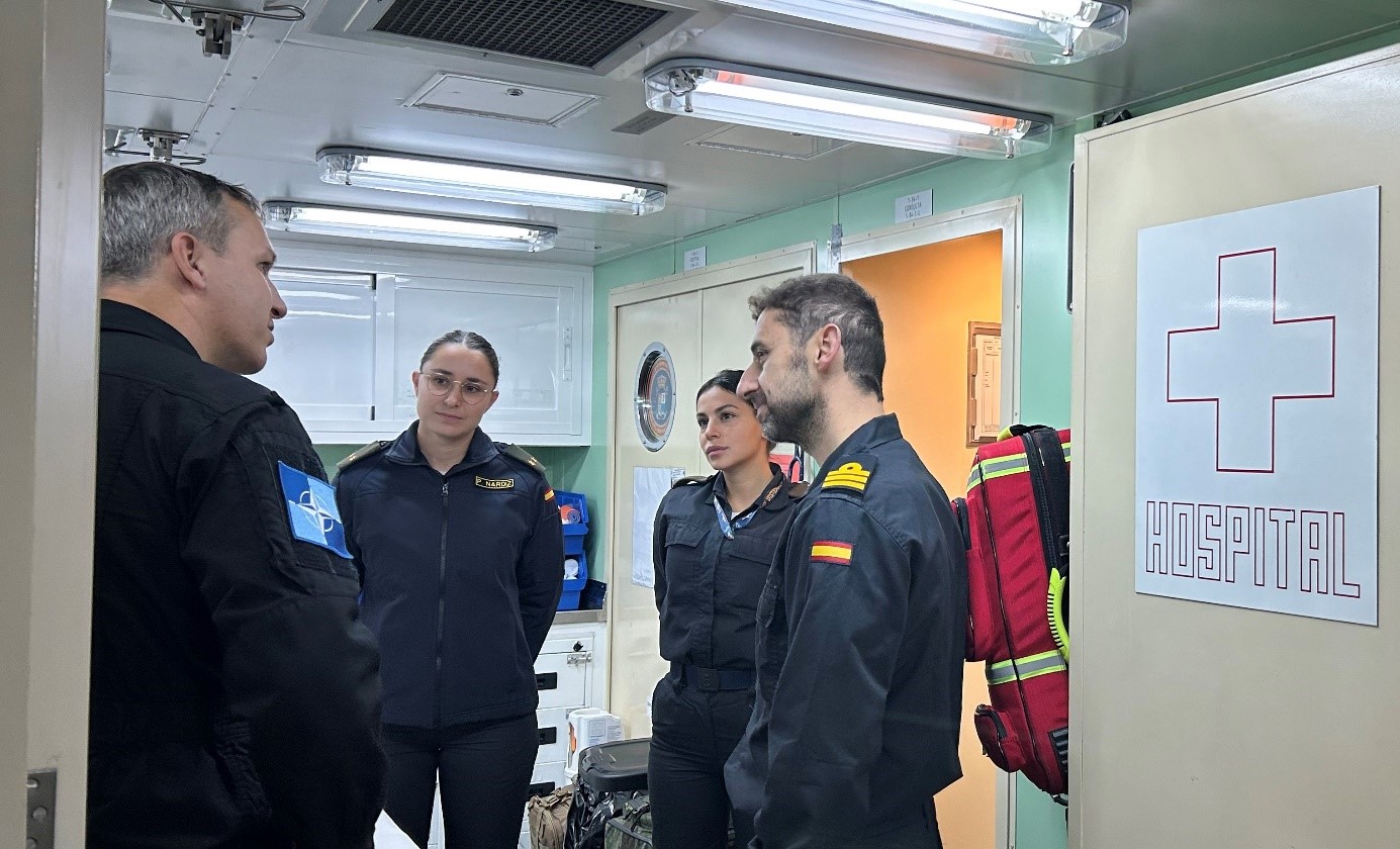 Visita a las dependencias de la fragata