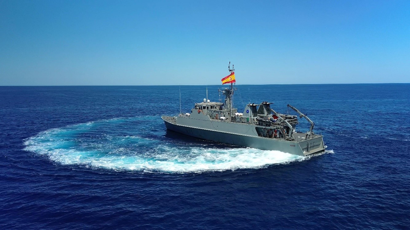 Duero” minehunter carrying out maneuvers