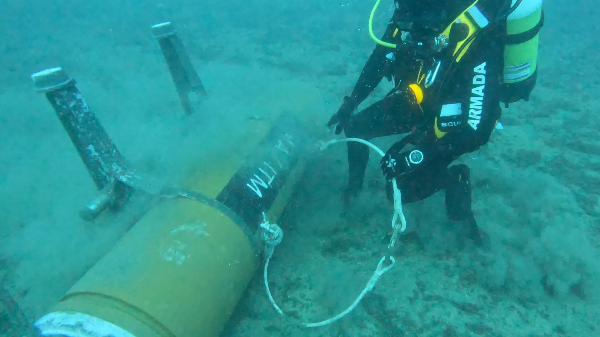Divers of the minehunter “Duero” in identification and grilletting of a bottom mine in an exercise