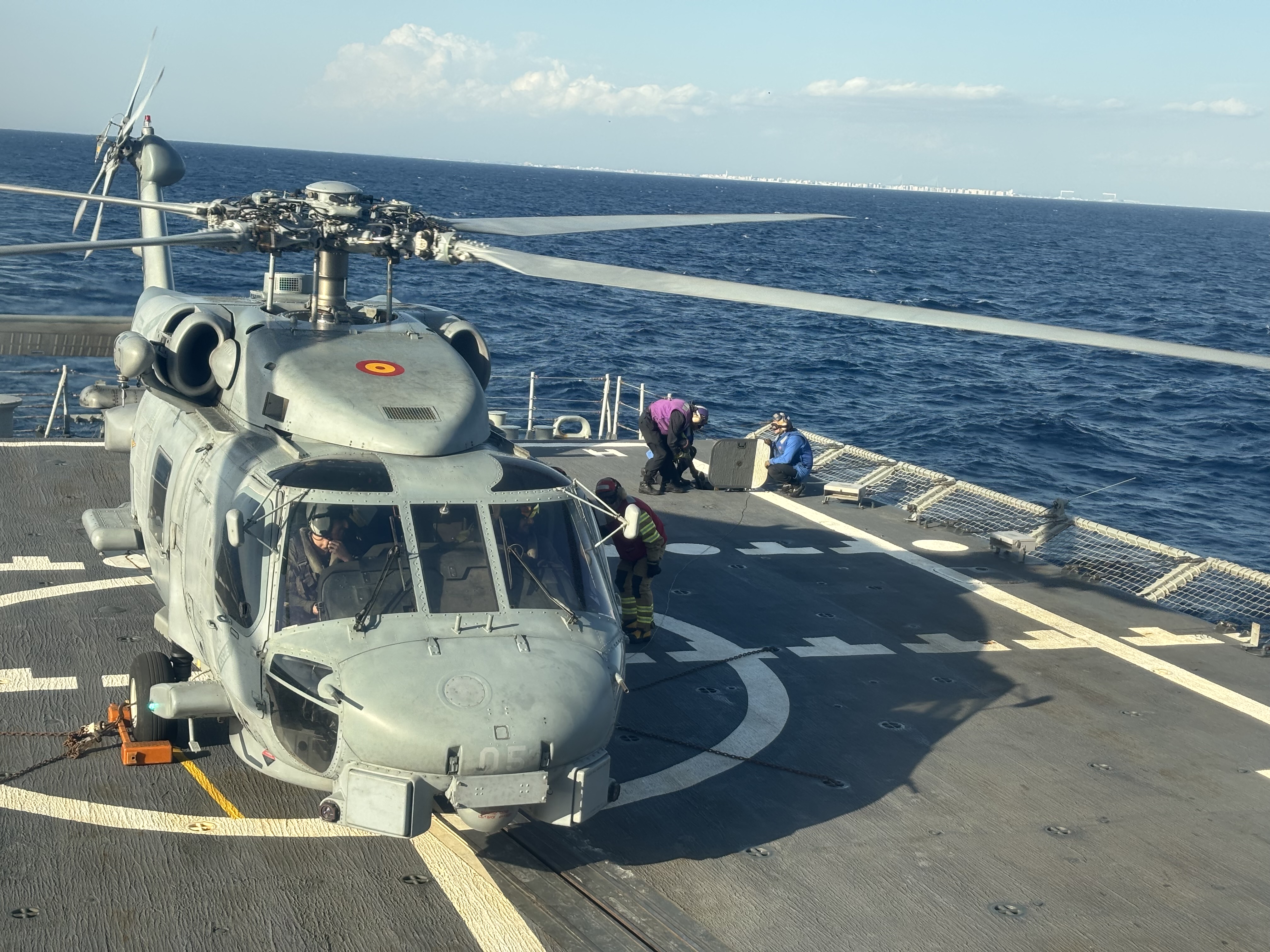 Ejercicios de vuelo con un helicóptero SH-60B de la 10ª Escuadrilla de Aeronaves