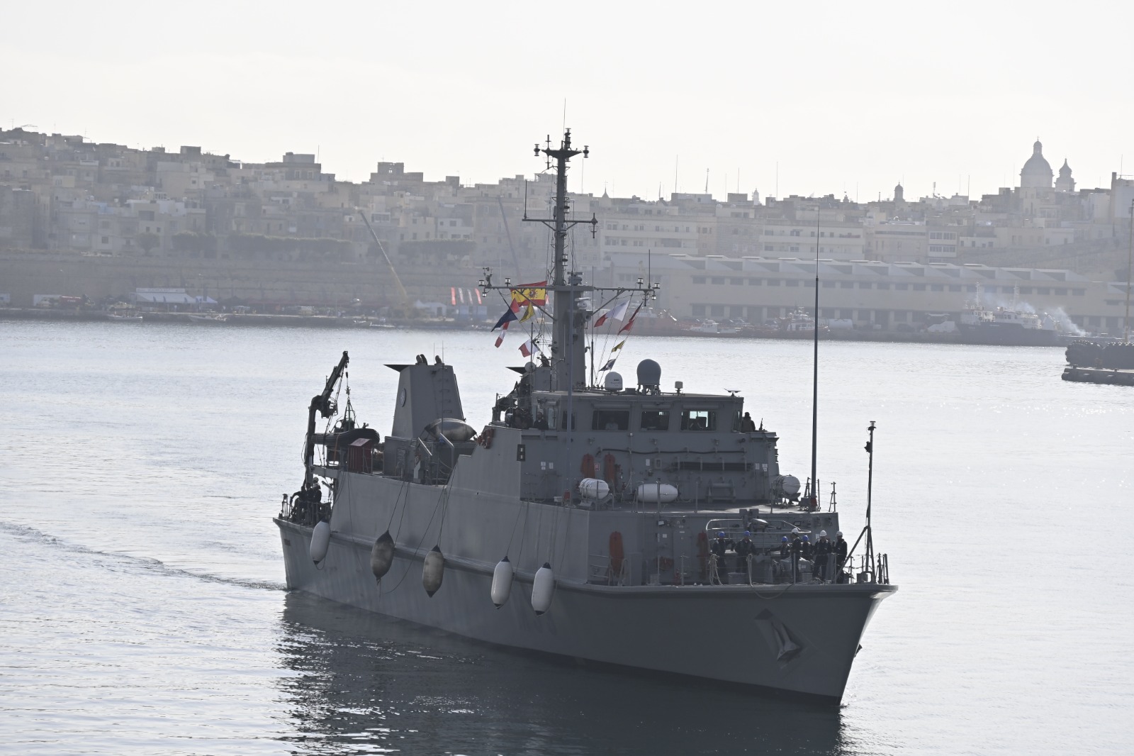 The minesweeper ‘Tambre’ underway.