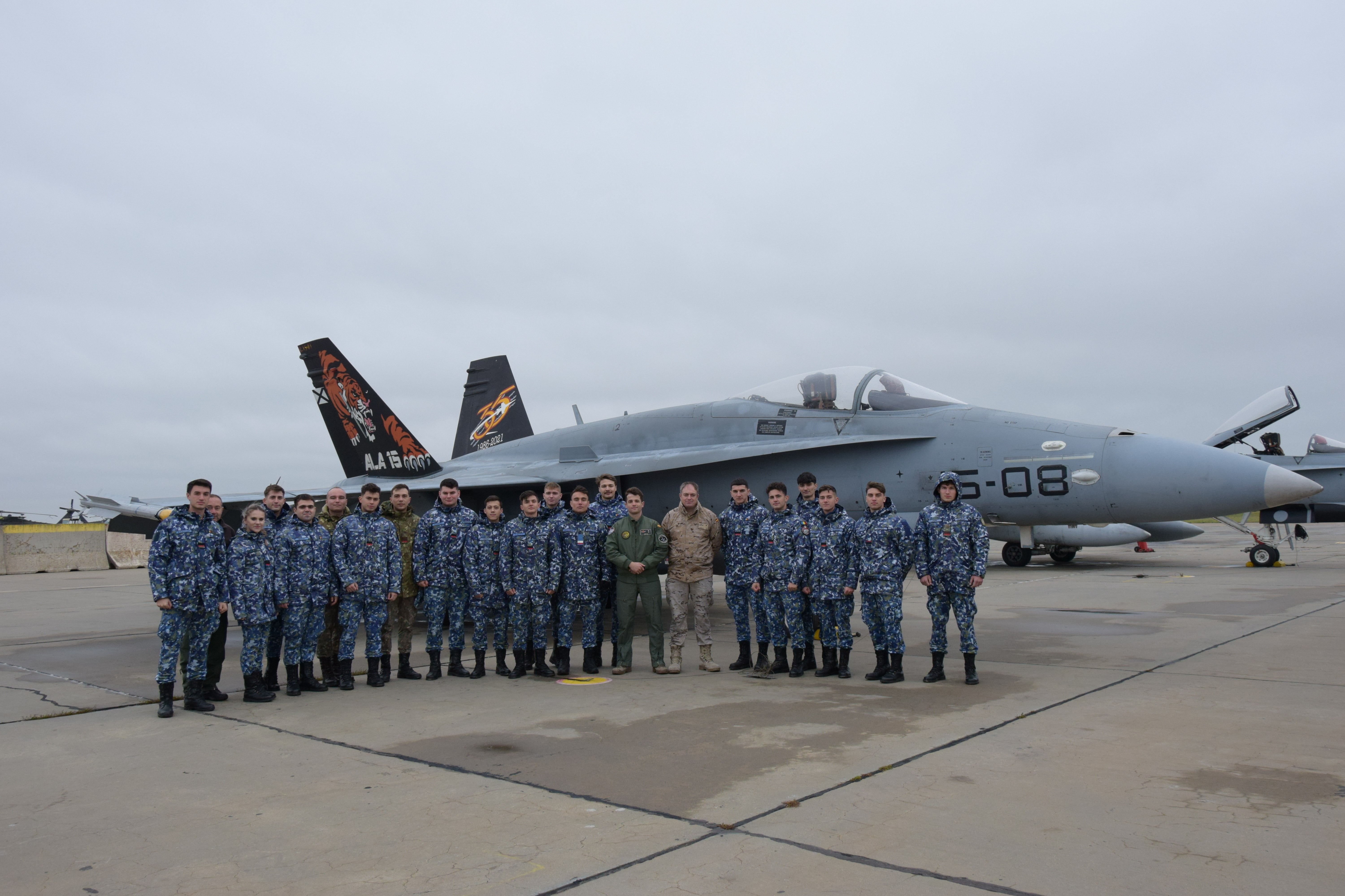 Future Romanian pilots with staff of the ‘Paznic’ detachment