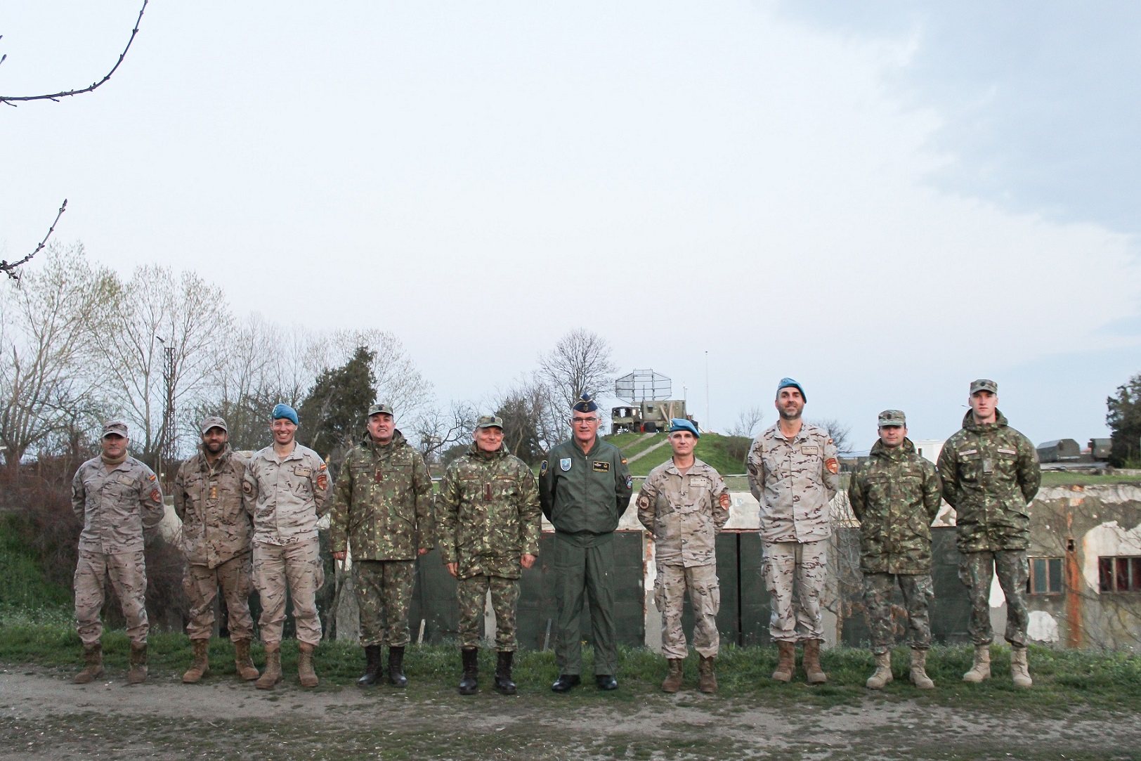 Commander of CAOC TJ with the Romanian personnel who visited the AN/TPS-43M radar