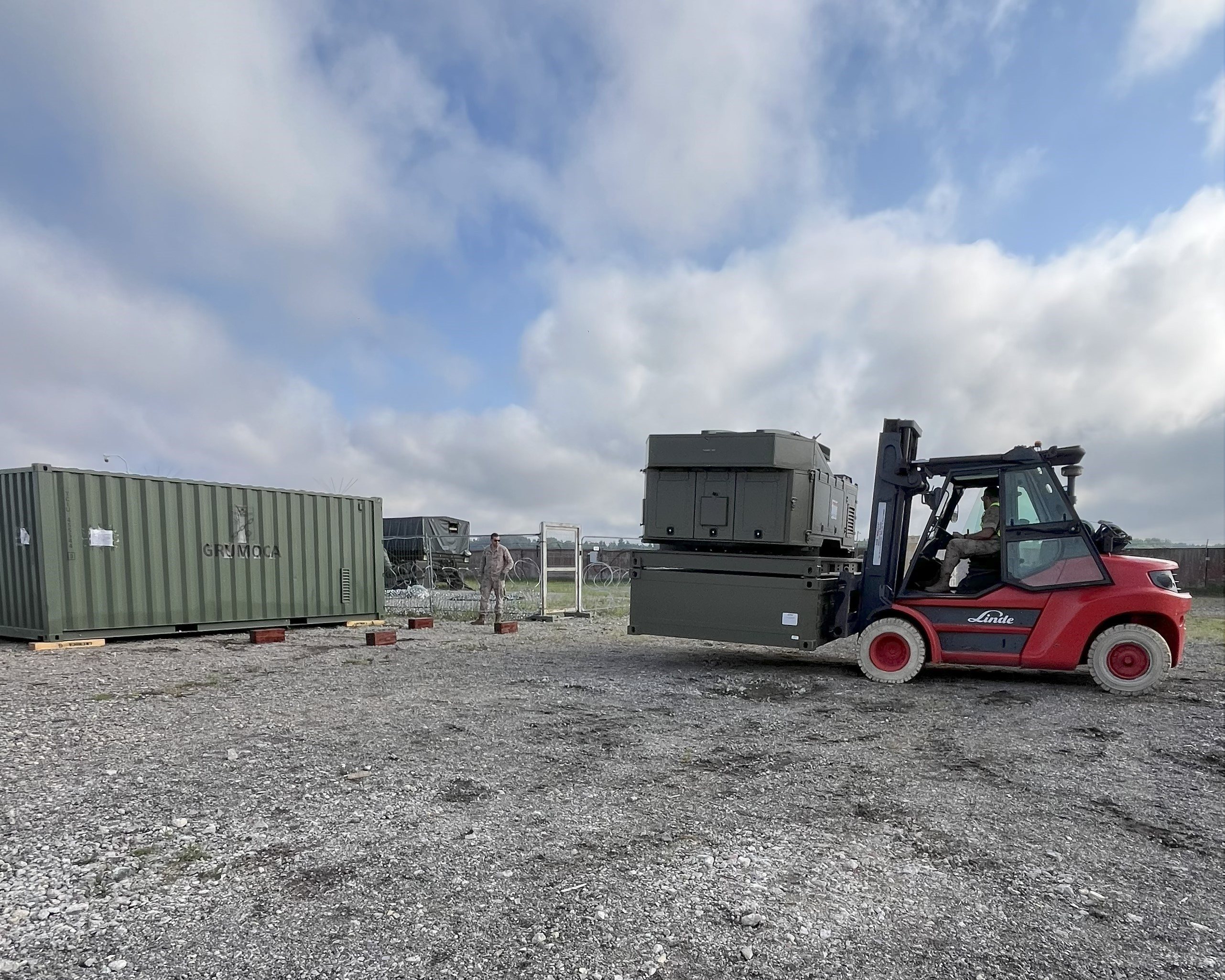 Personal del SEADA y de mantenimiento del ALA11 realizando labores logísticas