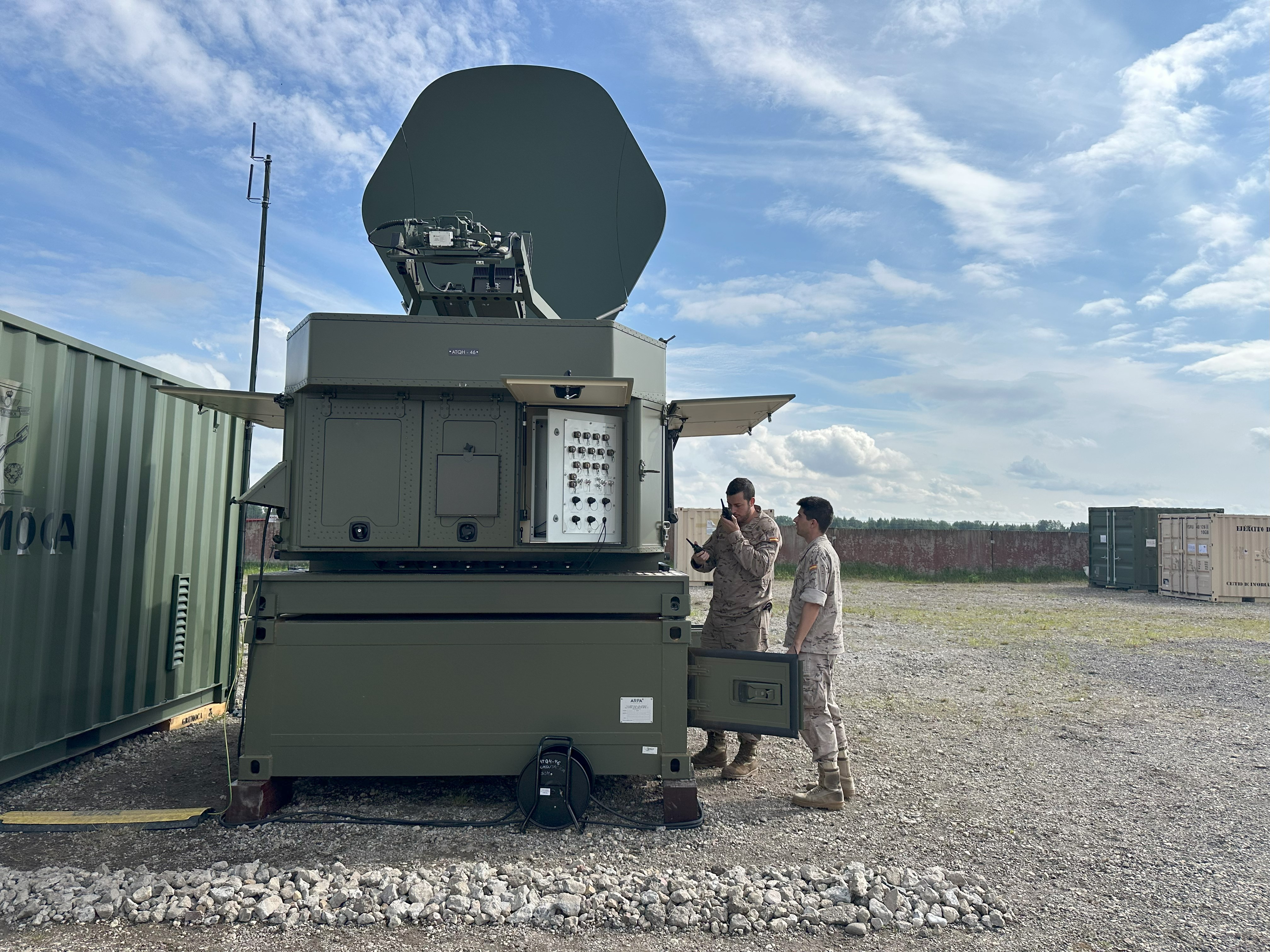 El personal CIS de la UAD realizando el posicionamiento y configuración del terminal de comunicaciones satélite