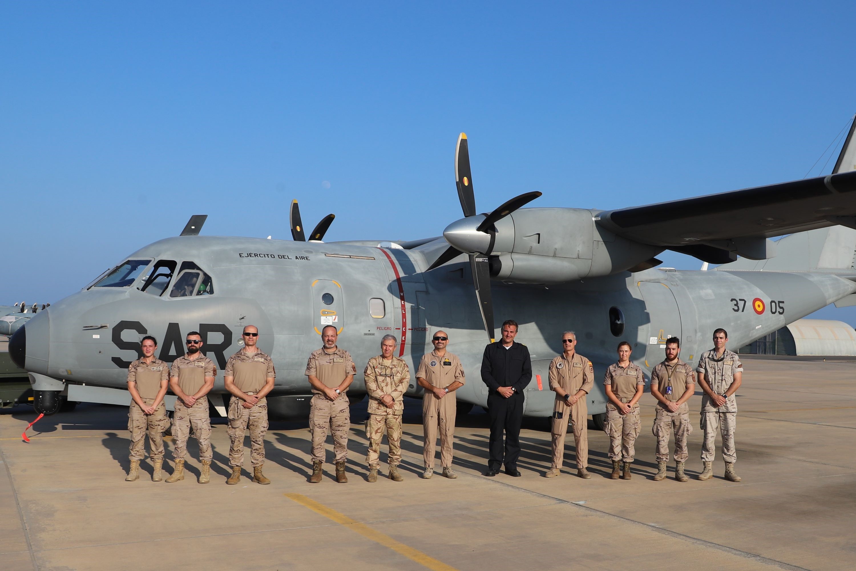 Group photo with the Force Commander and the Commander of the frigate Santa Maria