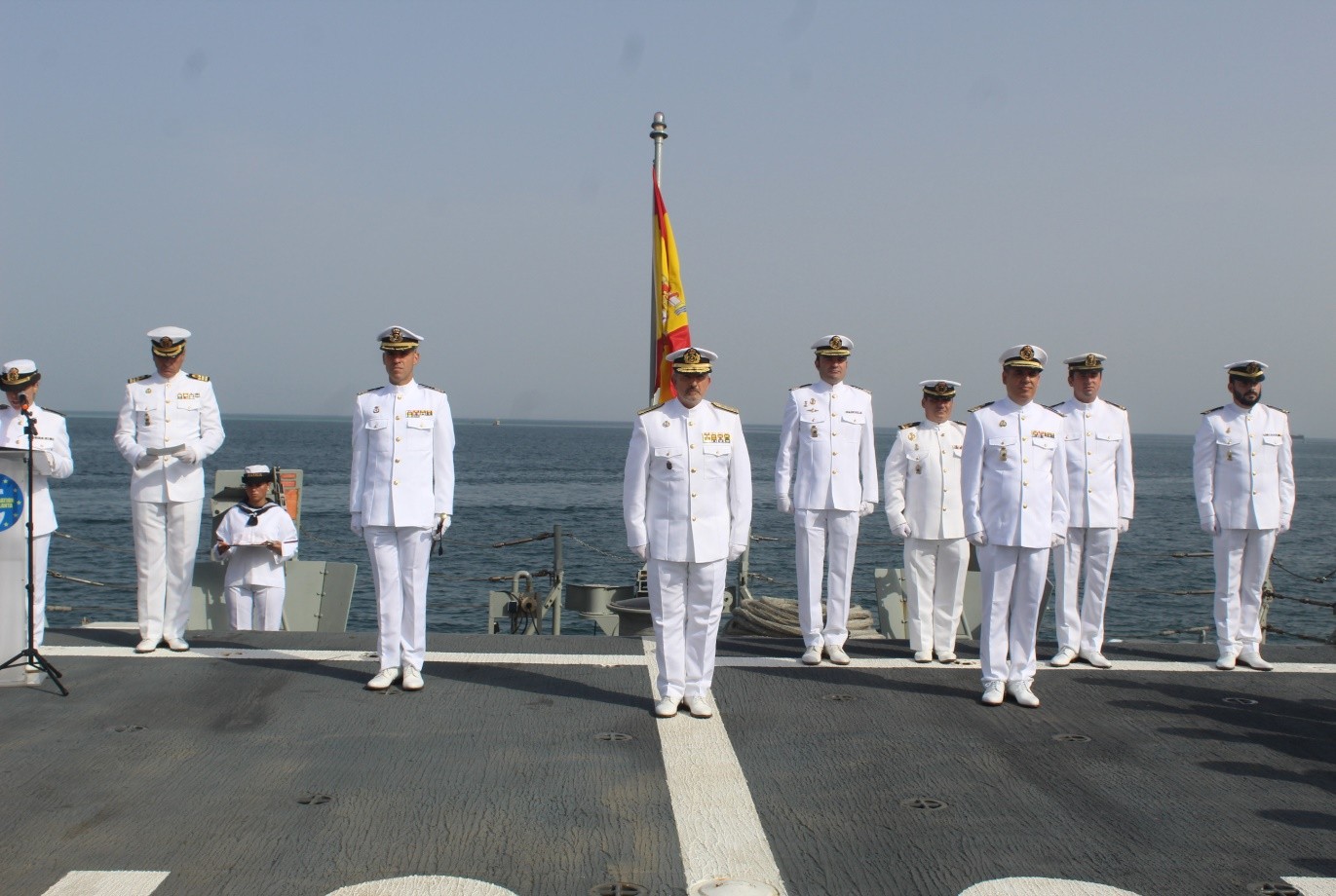 Autoridades de la ceremonia de relevo en cubierta de vuelo