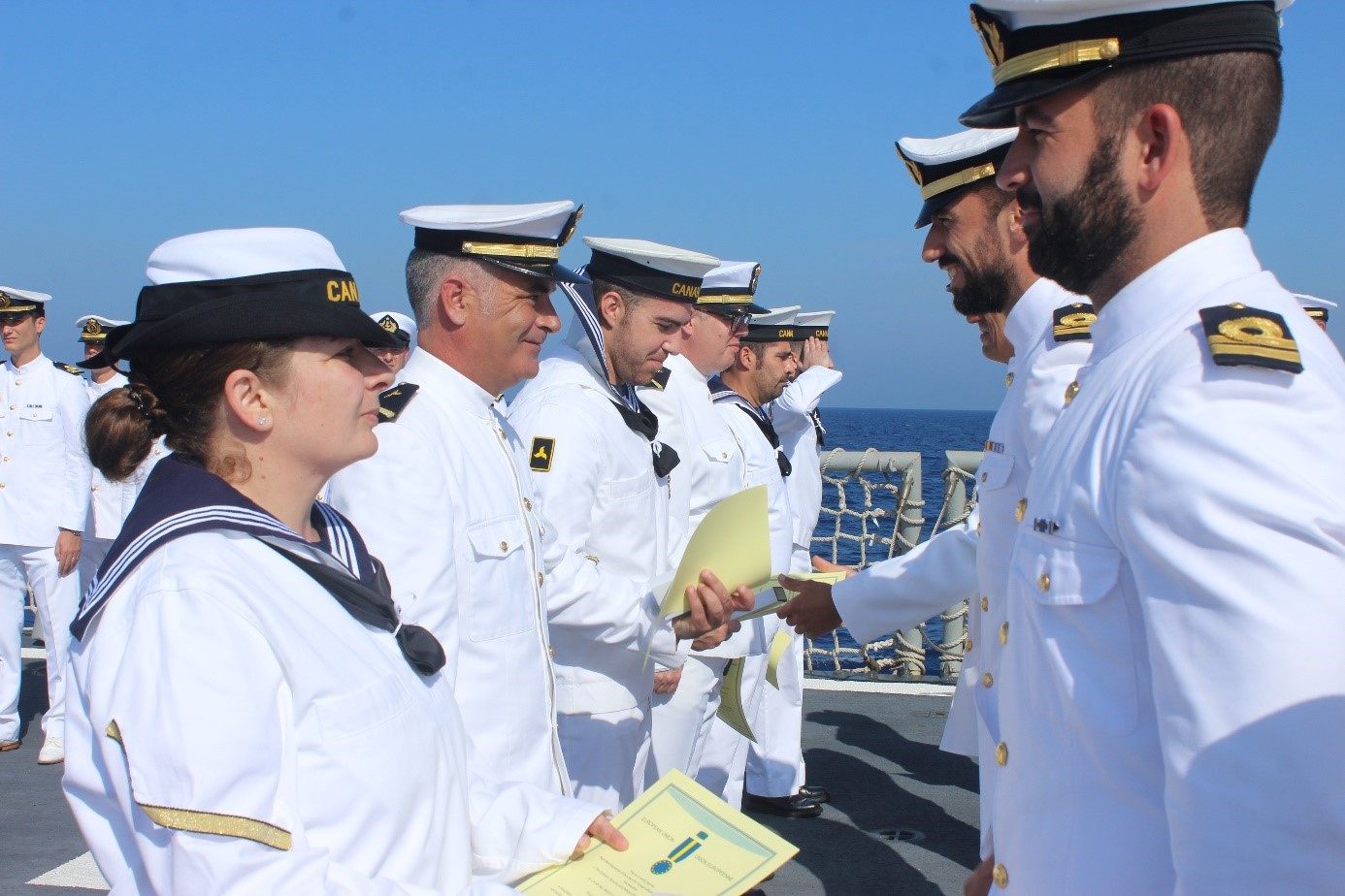 The ‘Canarias’ frigate holds the Medals of Honour awarding act on its way back home