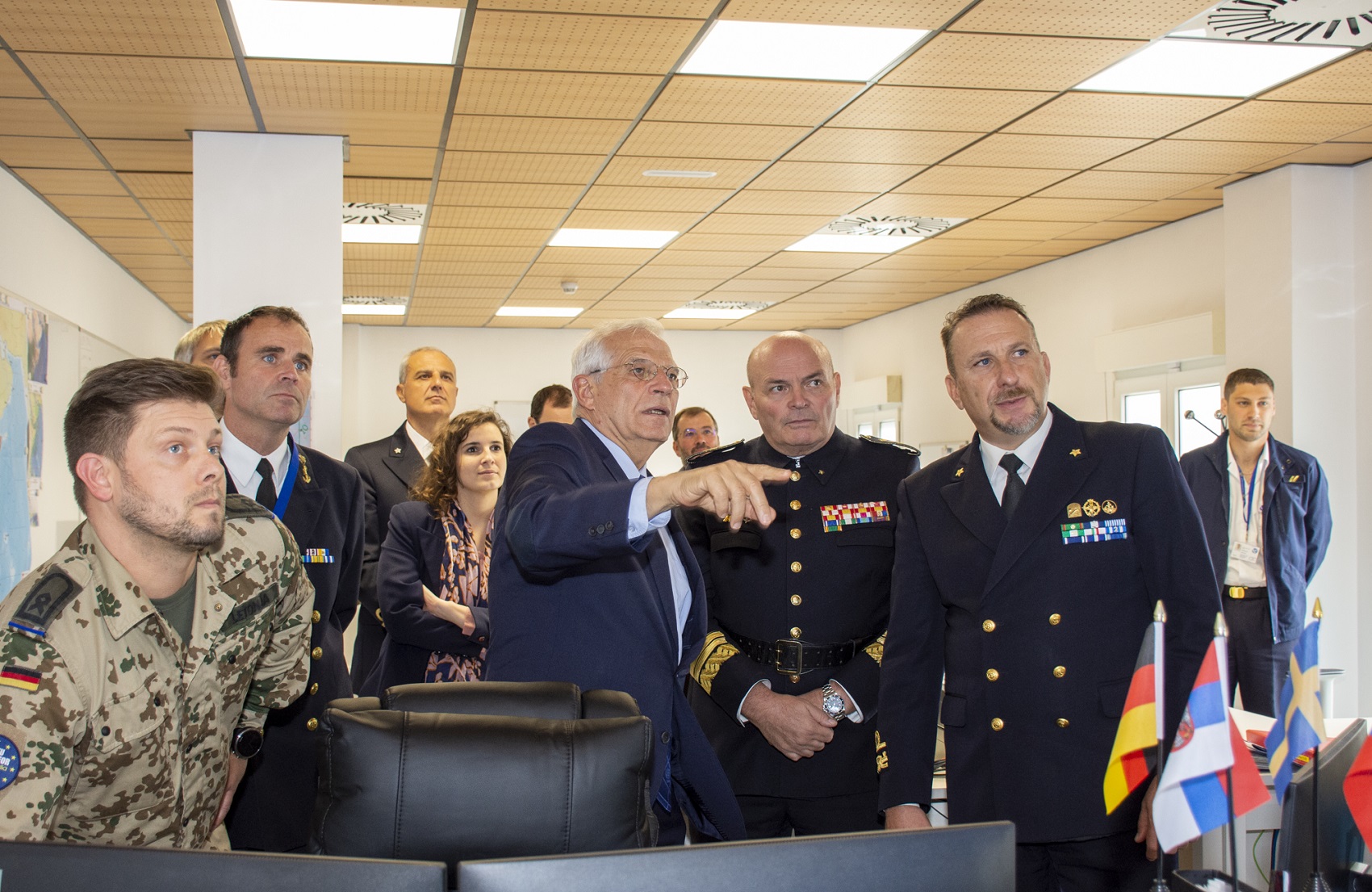 The Minister of Foreign Affairs visits the Multinational Headquarters for the Atalanta Operation