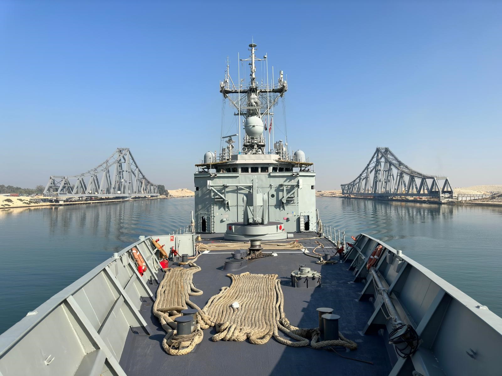 The frigate 'Santa Maria' (F-81) crosses the Suez Canal