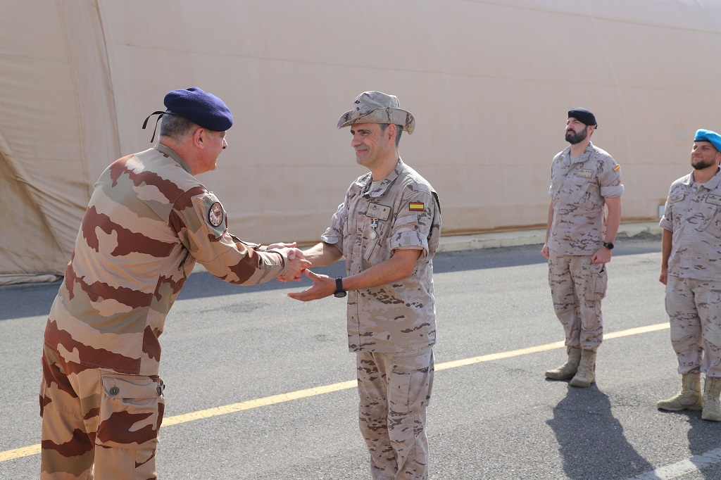 Awarding of medal to the Detachment Commander