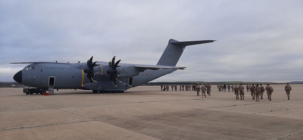 Relieved personnel boarding an A400m