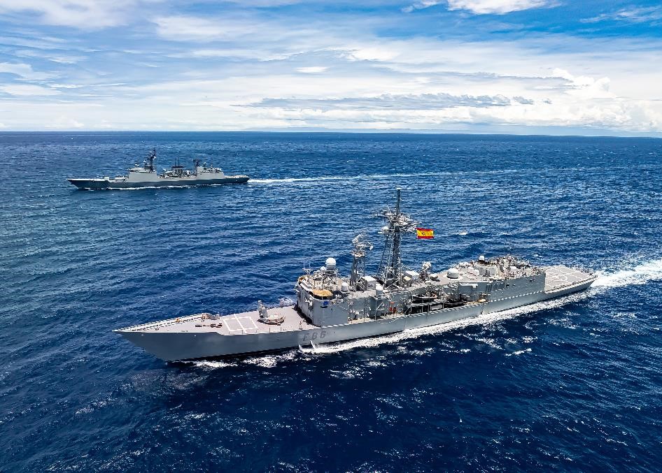 The Spanish frigate and the South Korean ship meet at sea
