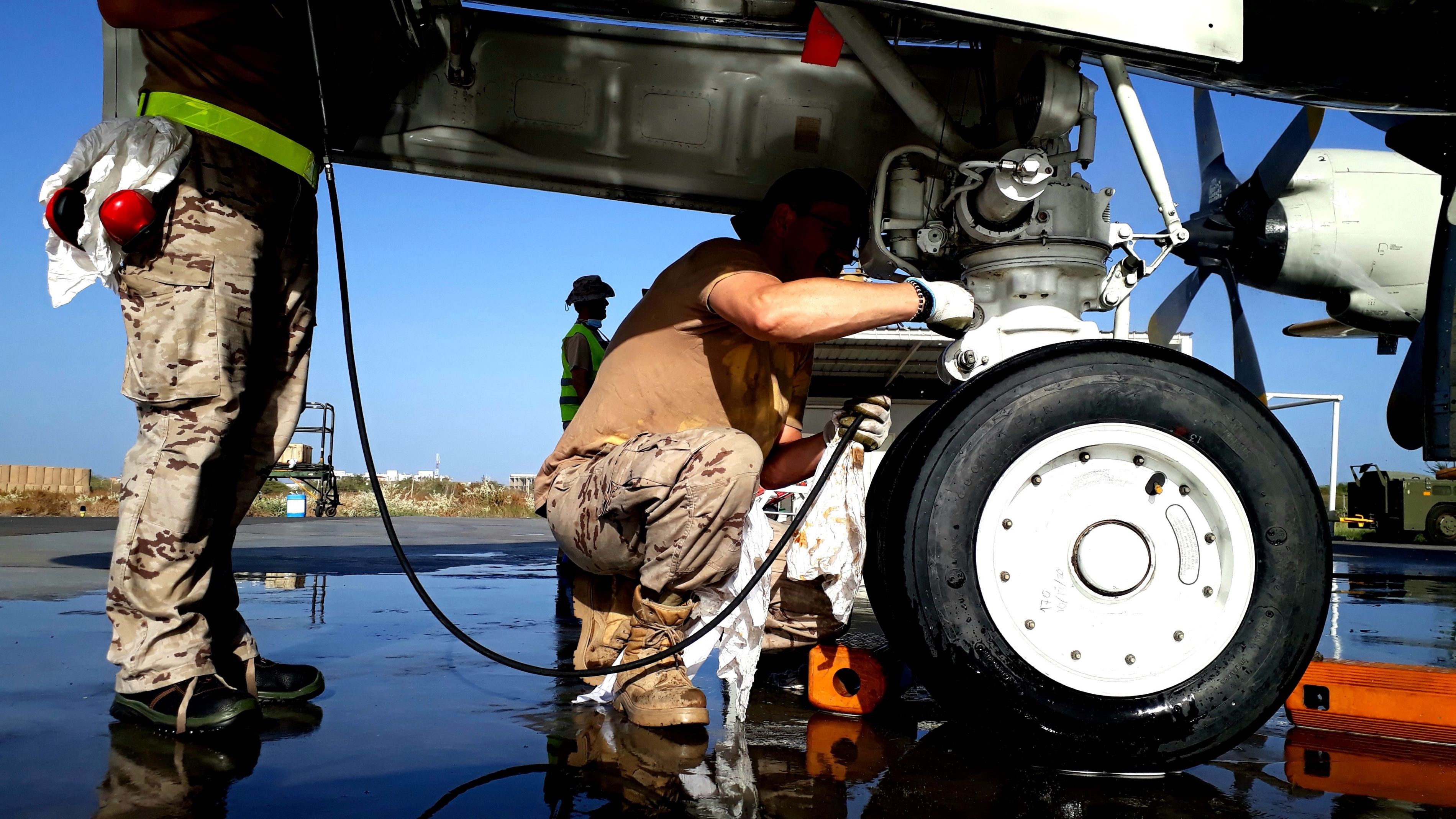 P3 maintenance personnel carry out aircraft washdowns