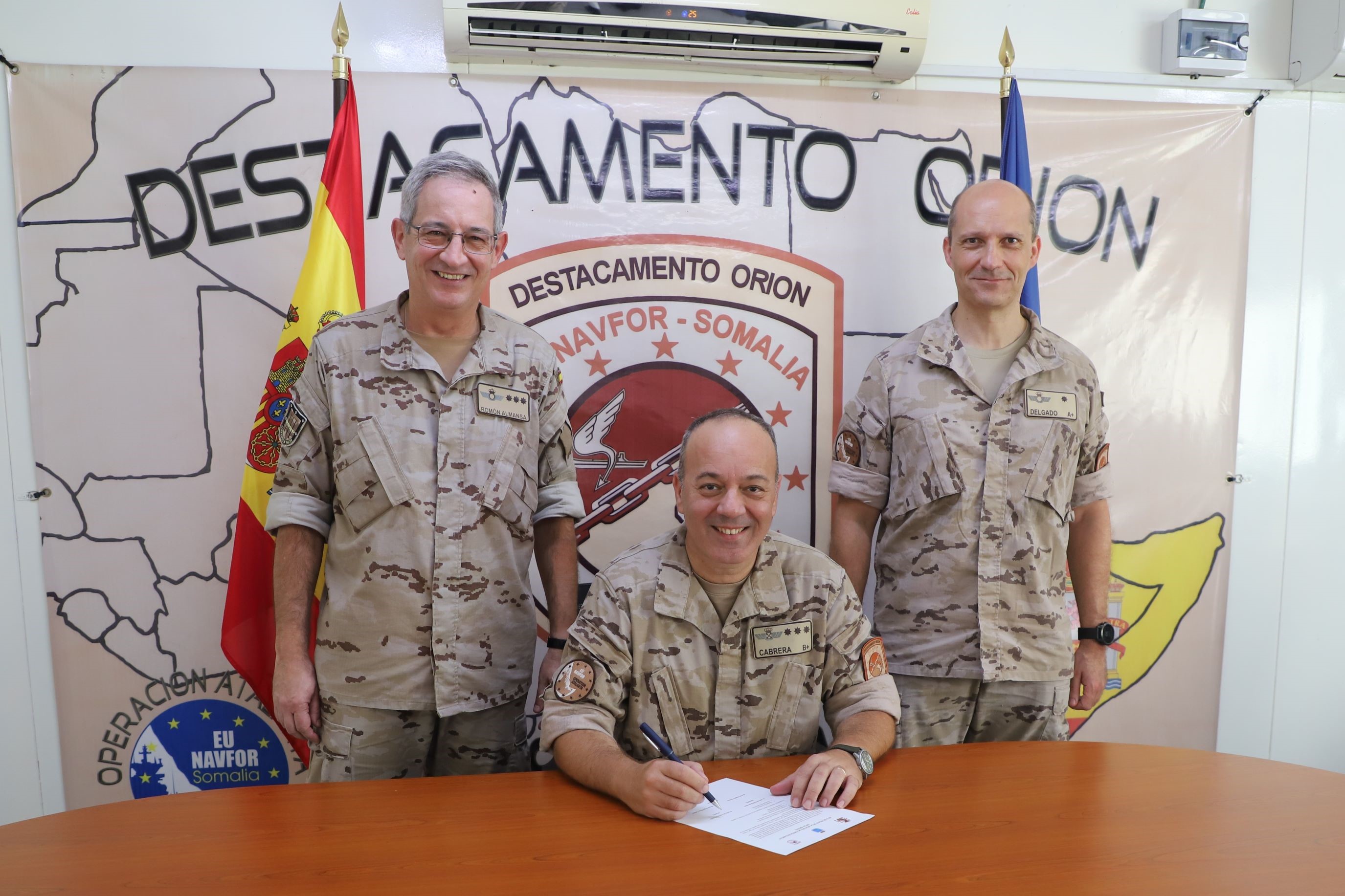 The outgoing Force Commander signs the handover report