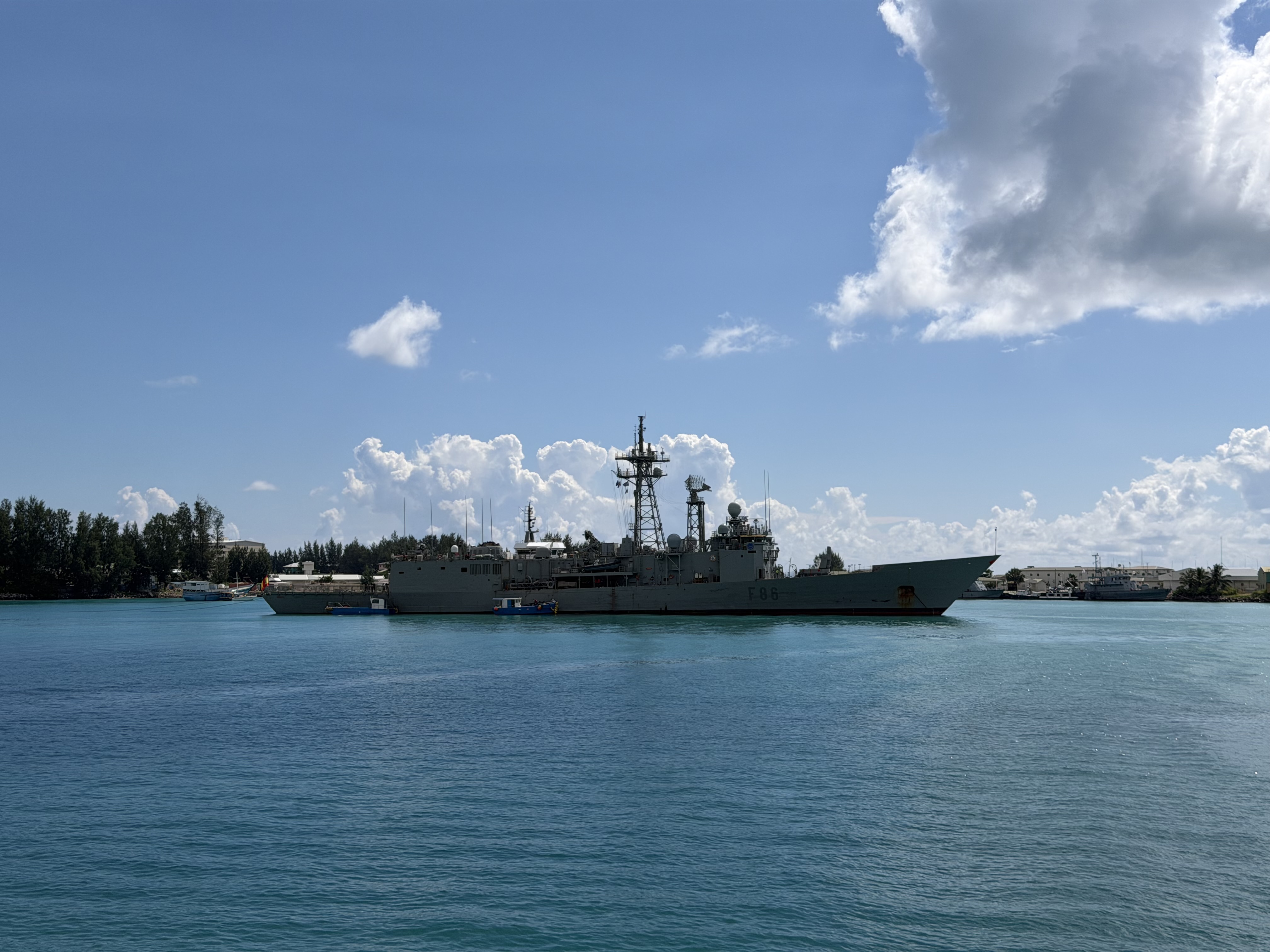 Fragata ‘Canarias’ en el puerto de Victoria (Seychelles)