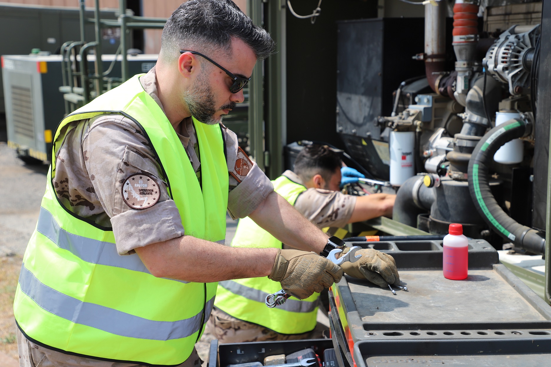 Revisión de los equipos en tierra bajo el sol