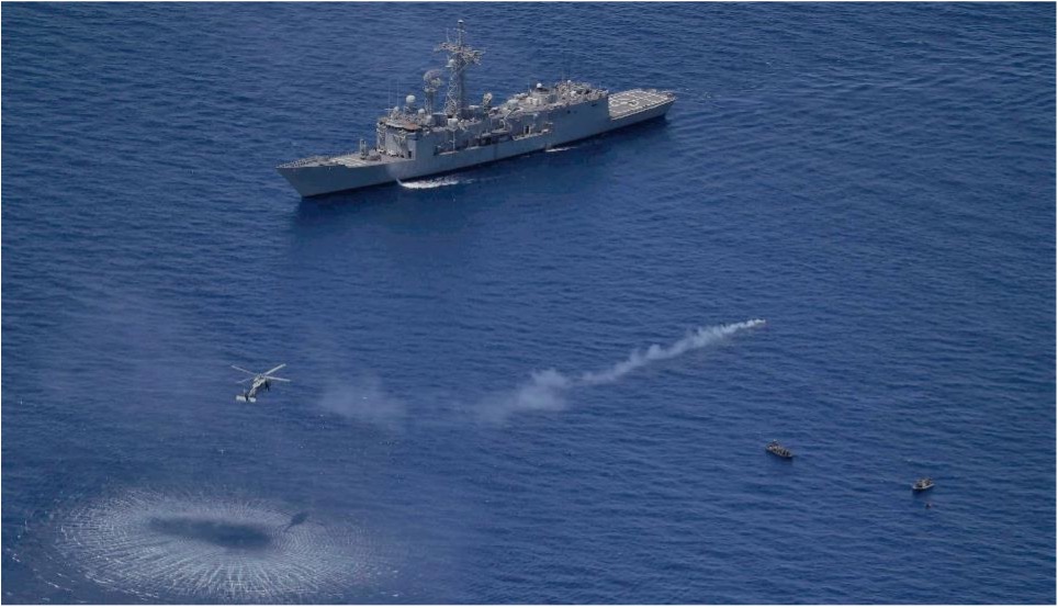 The frigate F-86 Canarias, the SH60-F helicopter and the two FGNE vessels during the action