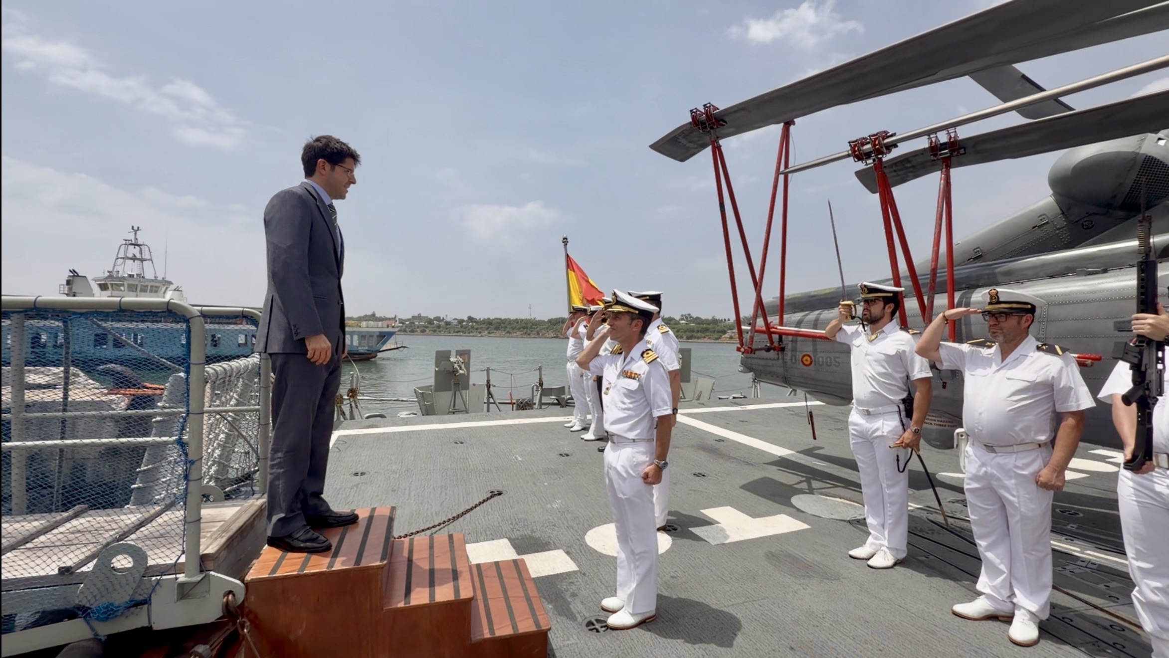 The Ambassador boarded the frigate ‘Canarias’ with military honours
