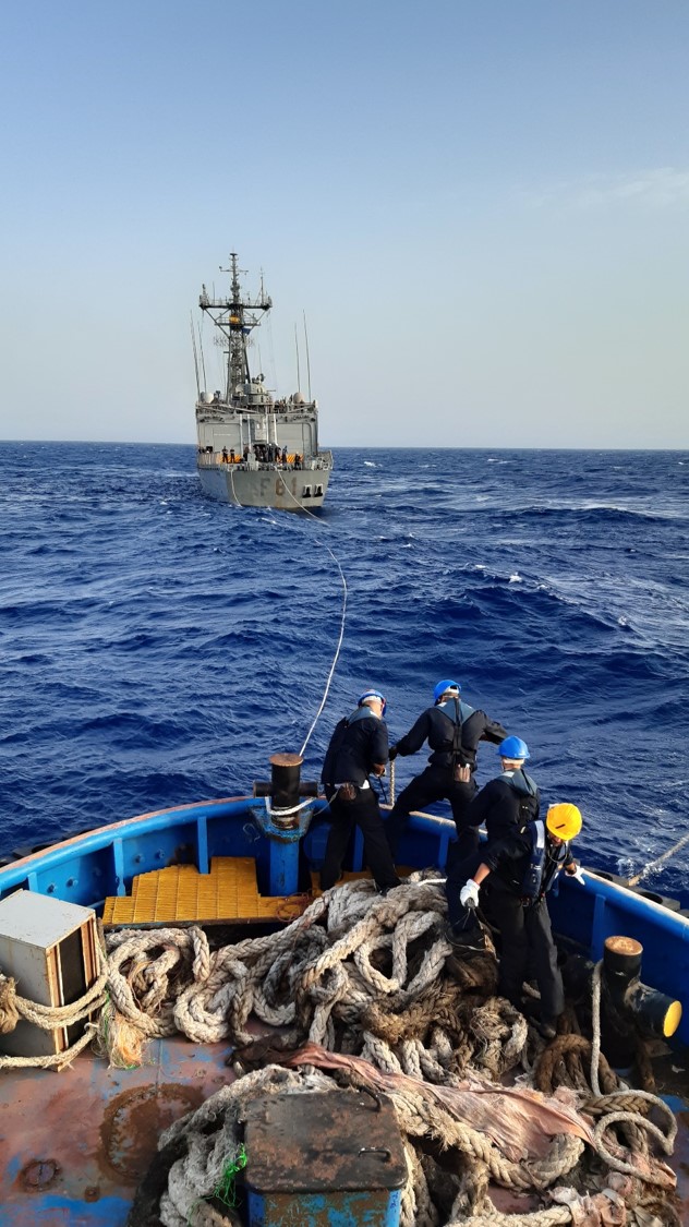 Frigate 'Santa María' rescues a drifting tug boat
