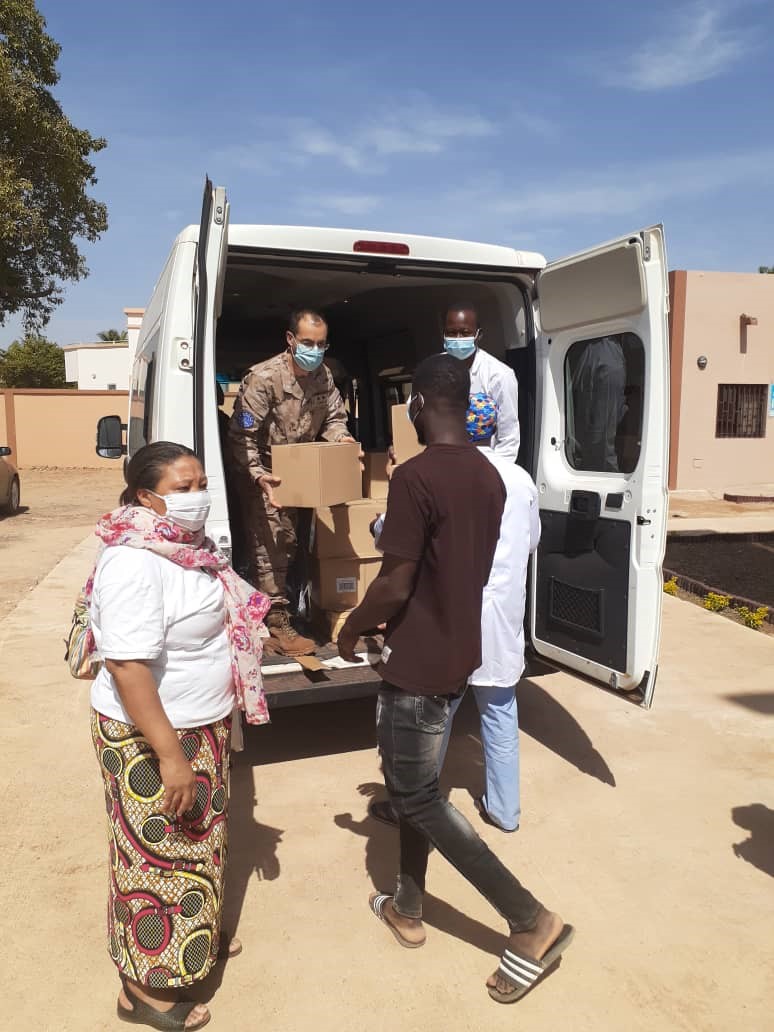 Troops delivering to the Sisters of María Inmaculada of Bamako