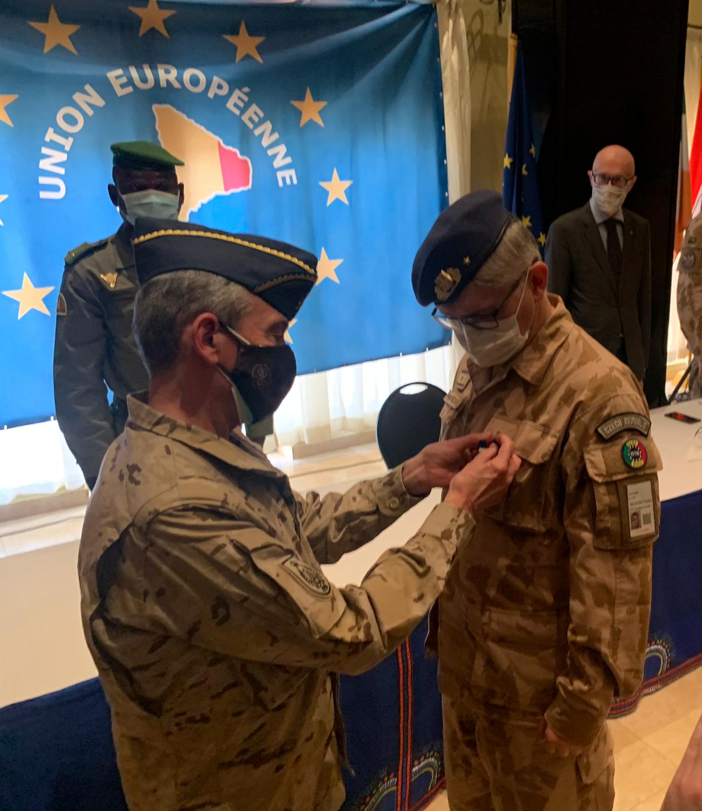 Spanish CHOD gives the EU meritorious medal to the outgoing Commander