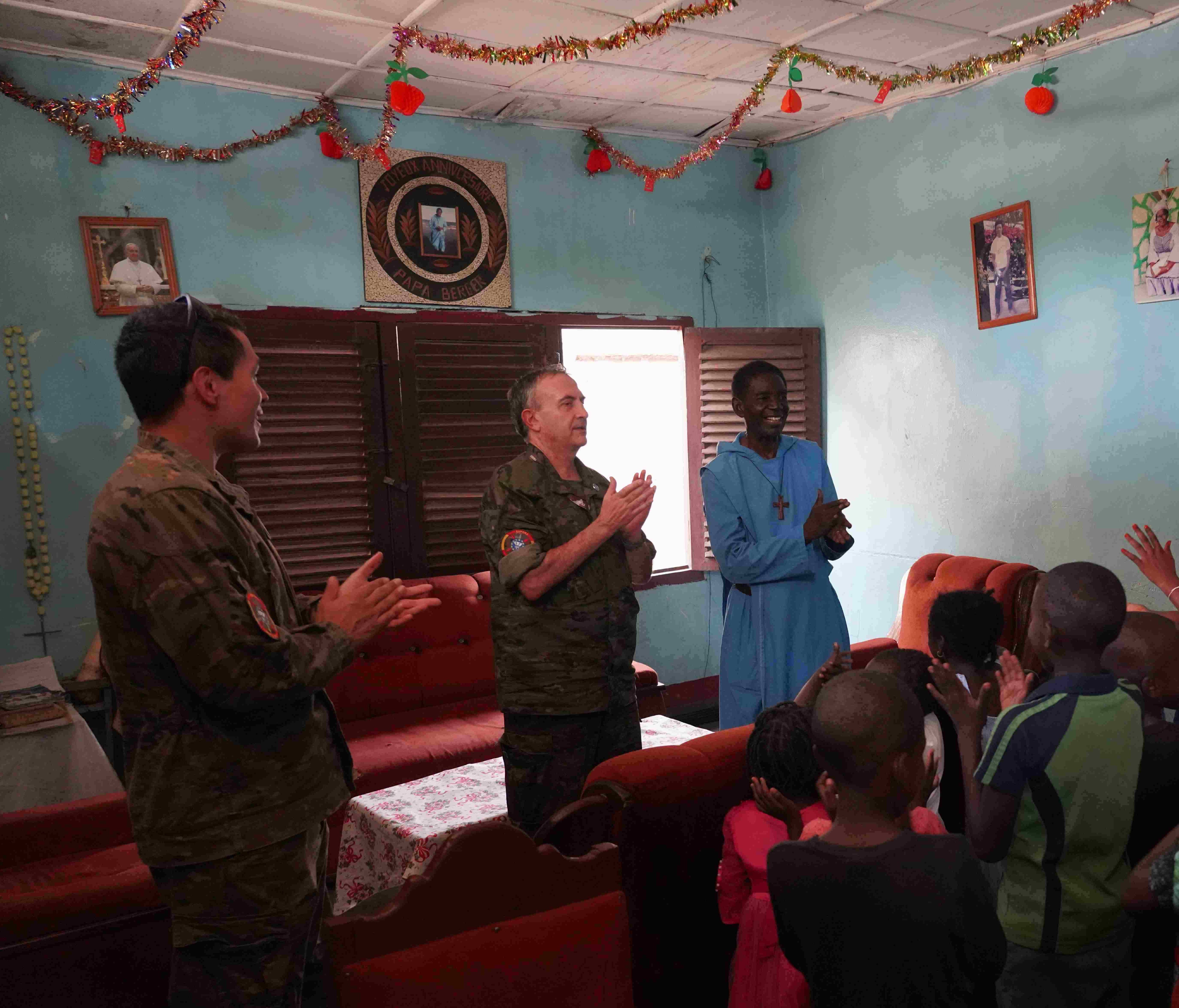 Recibimiento del director y los niños del orfanato “San José” al contingente español.