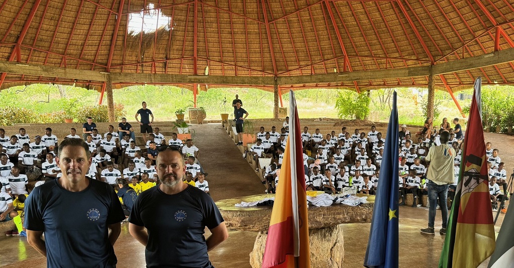 Spanish EUMAM MOZAMBIQUE observers with the youth and children at the ‘Casa do Gaiato’ orphanage.