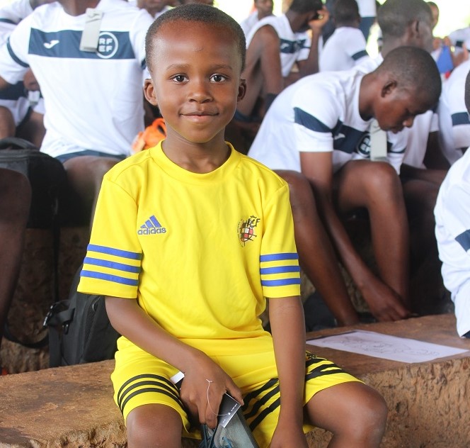 Child of the ‘Casa do Gaiato’ with the donated material.