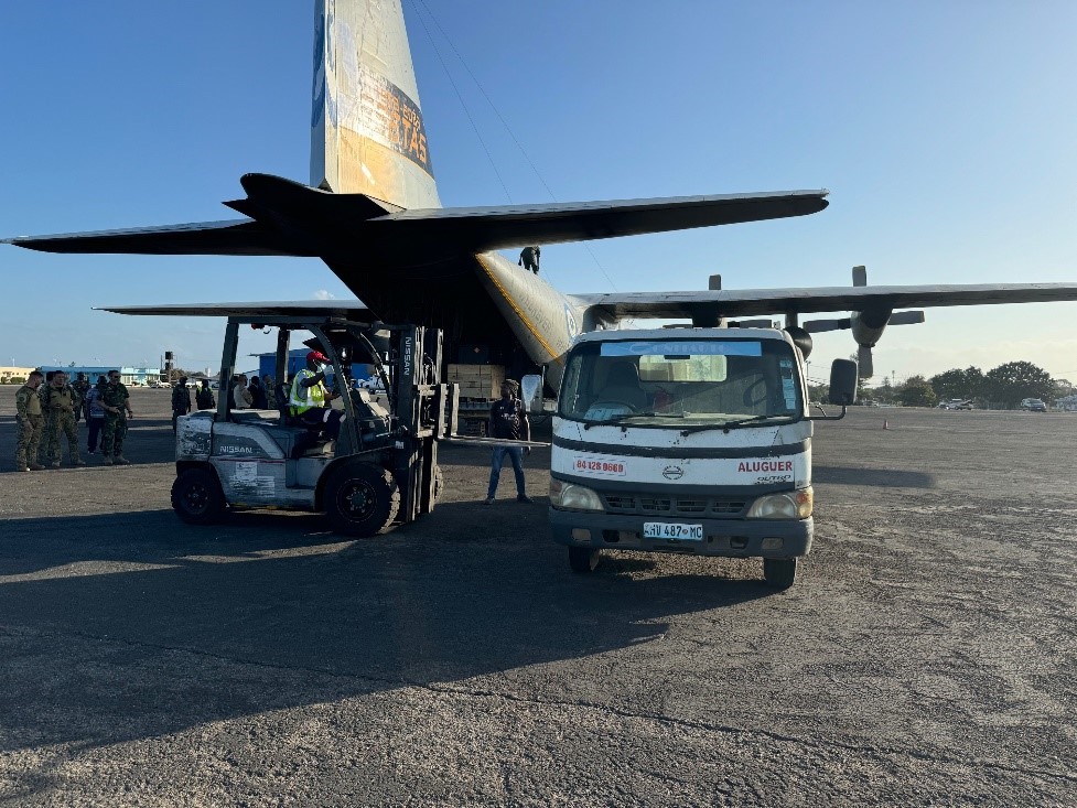 Unloading operations of Greek military aircraft used for the drawdown of Chimoio