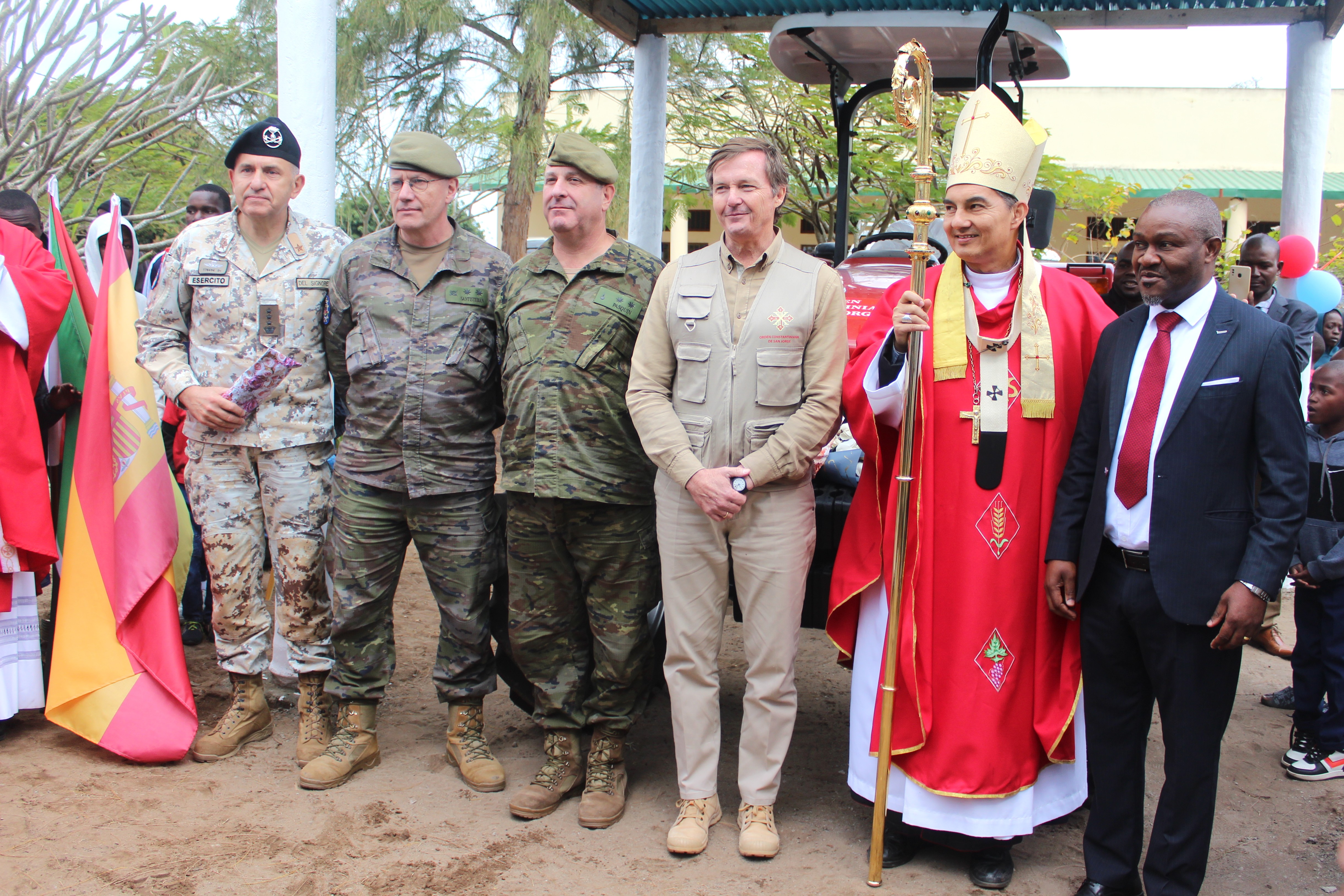 Asistentes al acto de entrega del tractor