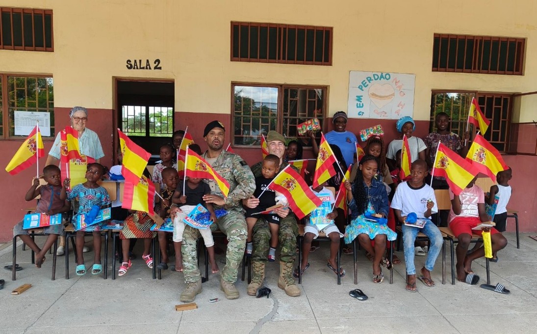 Con los niños de la Misión de Santa Isabel de Taninga