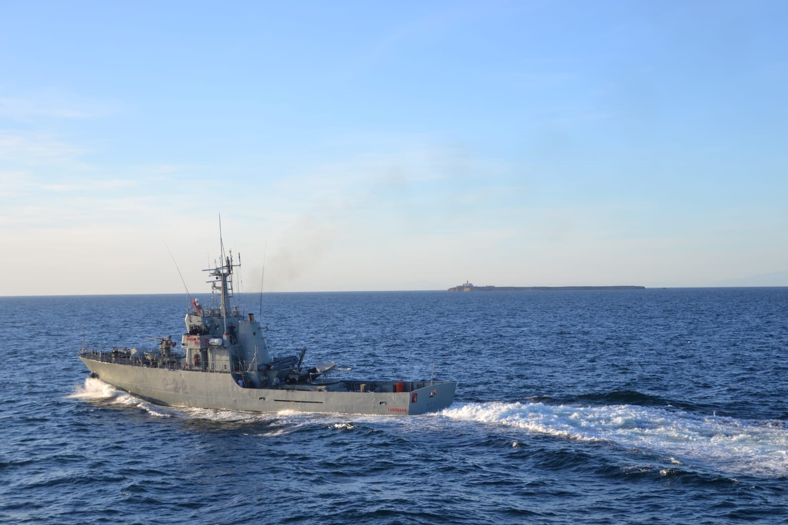 El patrullero ‘Tagomago’ en aguas de la isla de Alborán.