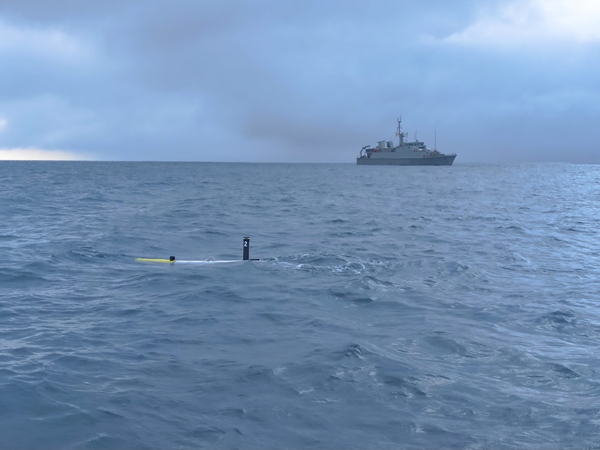 El ‘Duero’ y el vehículo submarino no tripulado USV de la Fuerza de Medidas Contraminas
