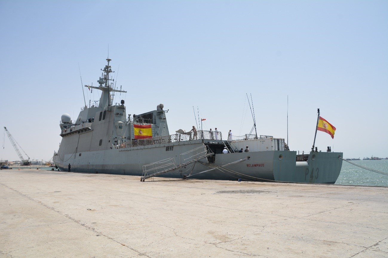 BAM “Relámpago” atracado en el puerto de Nuadibú