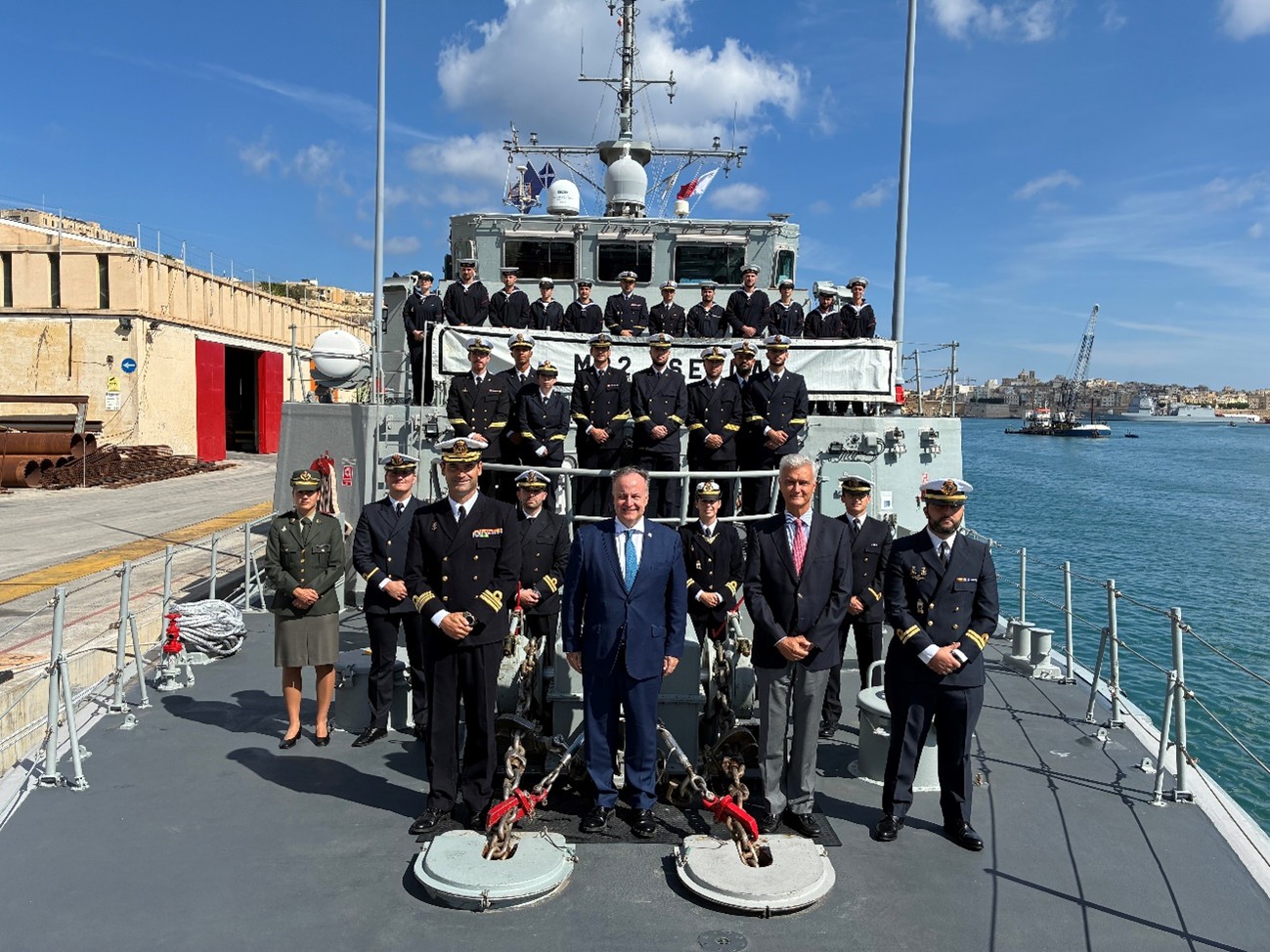 Picture of the ambassador with the crew of the Minehunter 'Sella'
