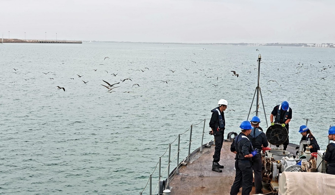 Manoeuvring after setting sail