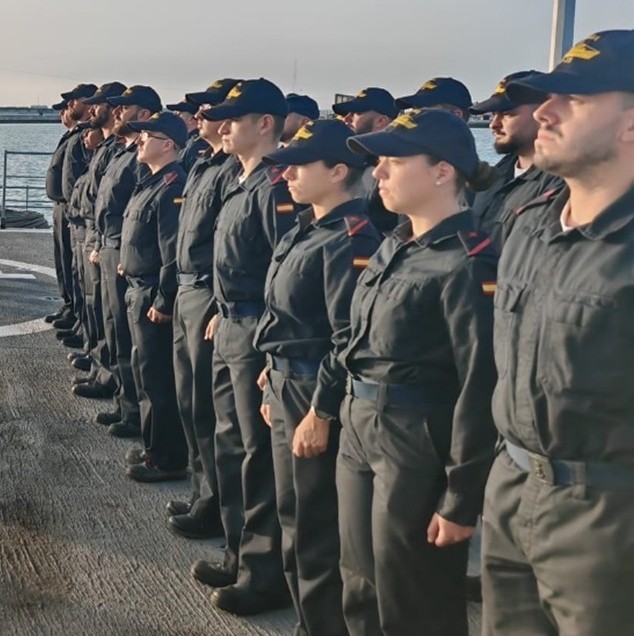 P.A. Vigía crew assembled on the flight deck