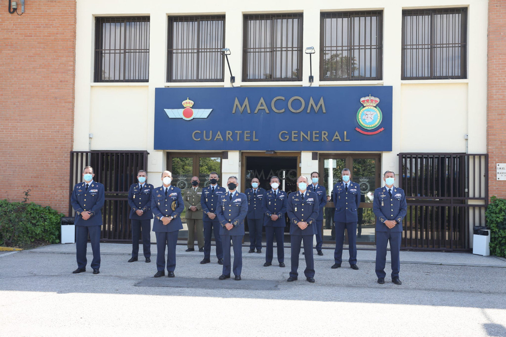 Foto de grupo a la entrada del Cuartel General