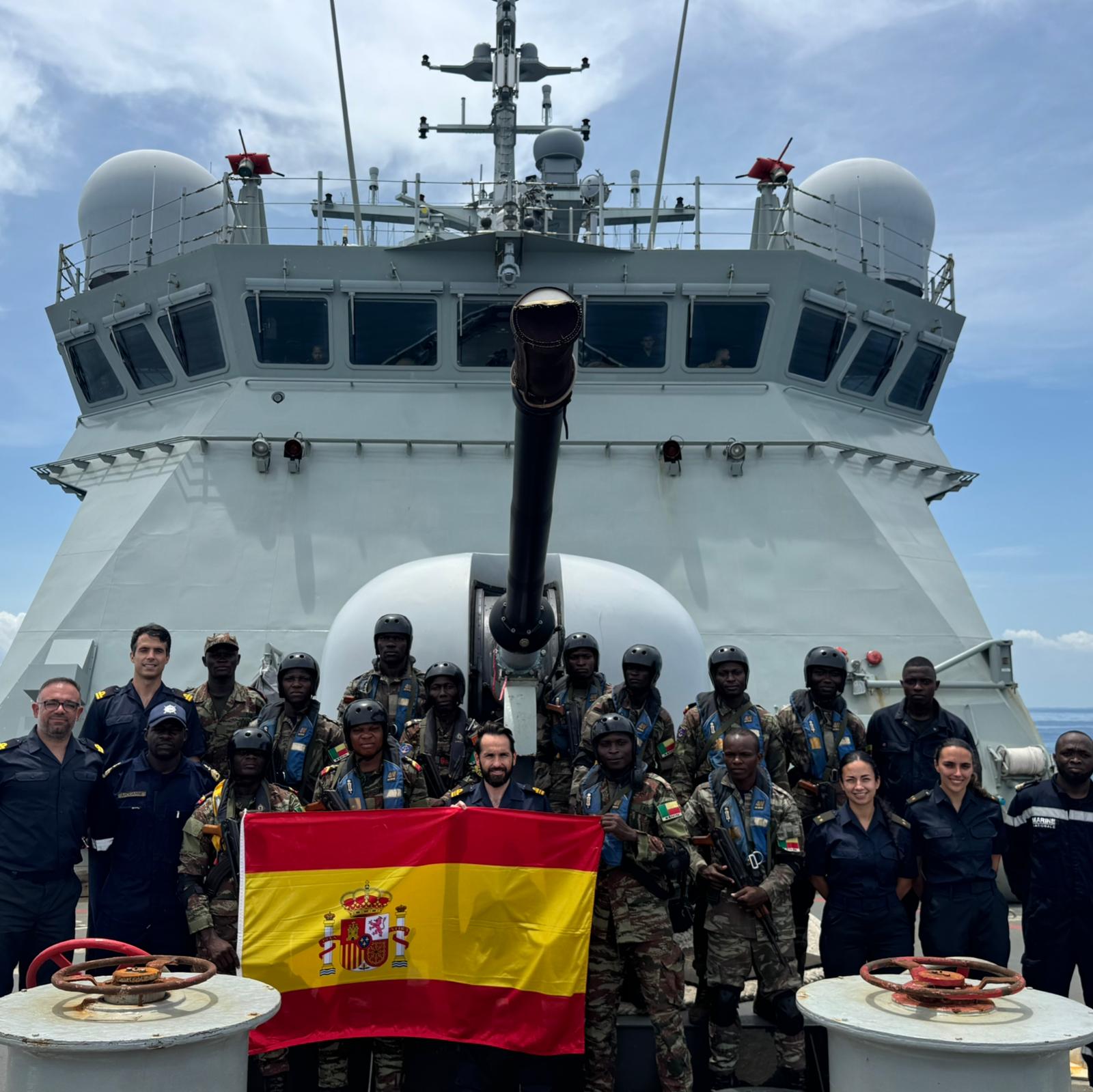 Personal de la Marina Nacional de Benín y dotación del BAM ‘Furor’ en el ‘Obangame Express 26’.