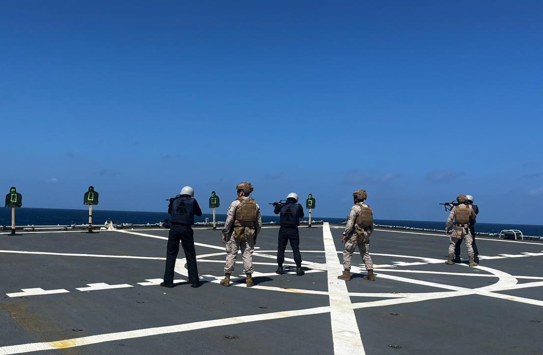 Ejercicio de tiro en cubierta de vuelo del BAA Galicia