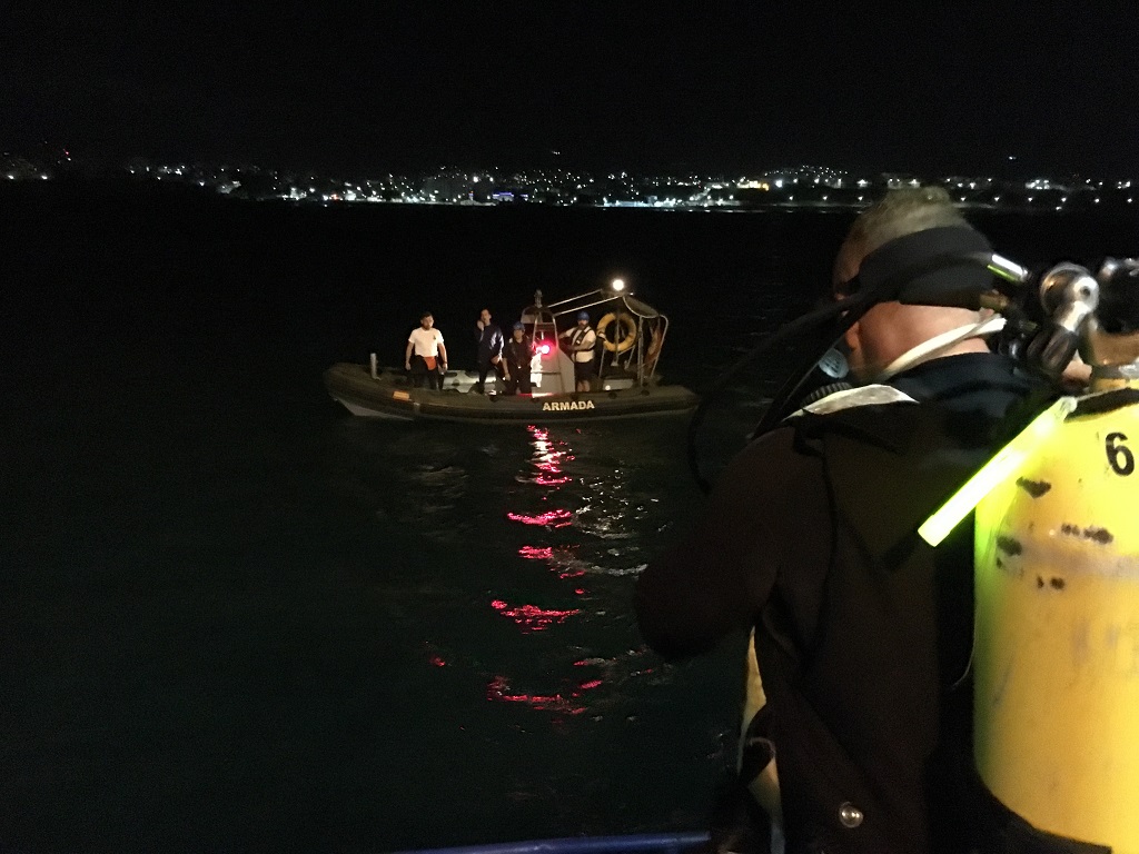 El patrullero ‘Serviola’ auxilia a un mercante en el puerto de Praia