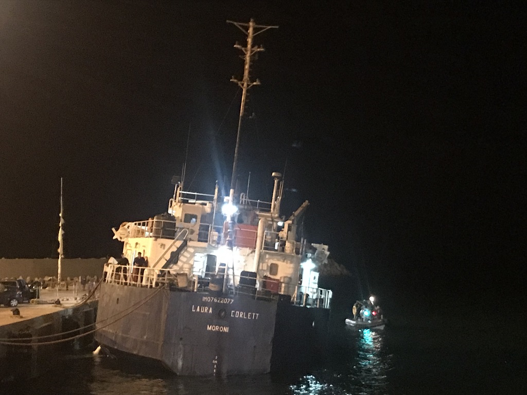 El patrullero ‘Serviola’ auxilia a un mercante en el puerto de Praia