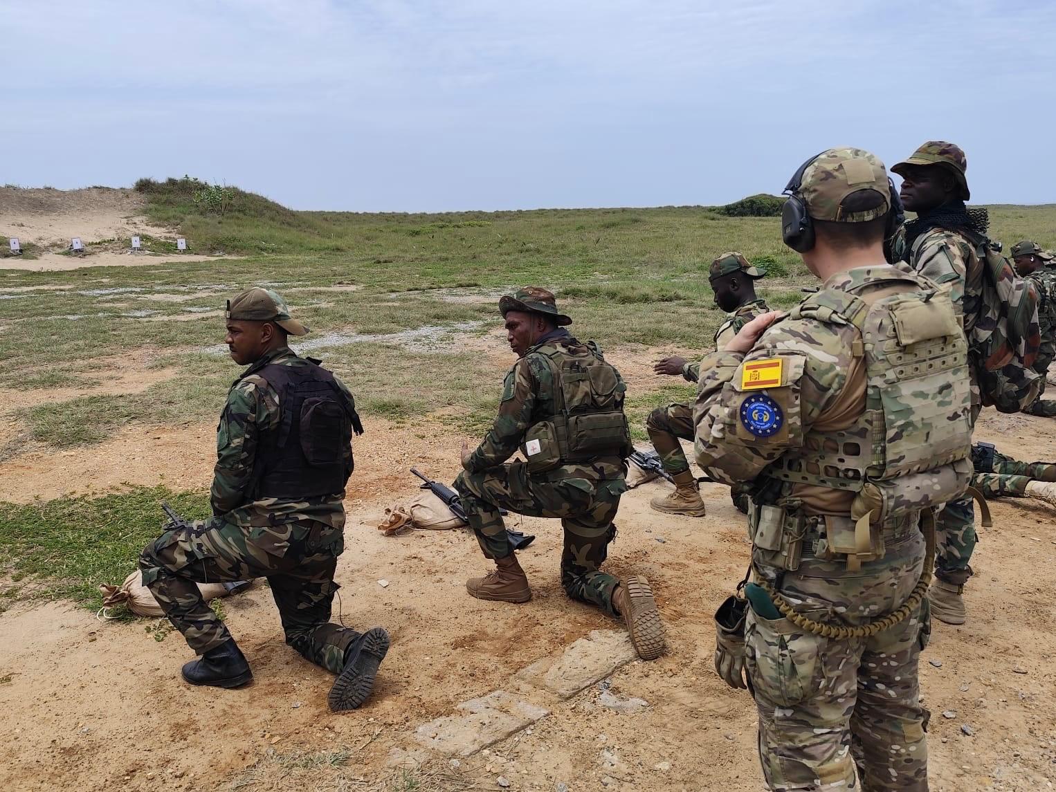 Miembro del EZAPAC durante un entrenamiento con fuego real