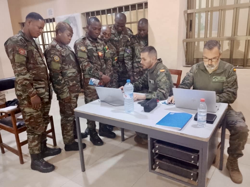 Alumnos del curso IMINT en el marco de la Iniciativa EU SDI GoG en Benín