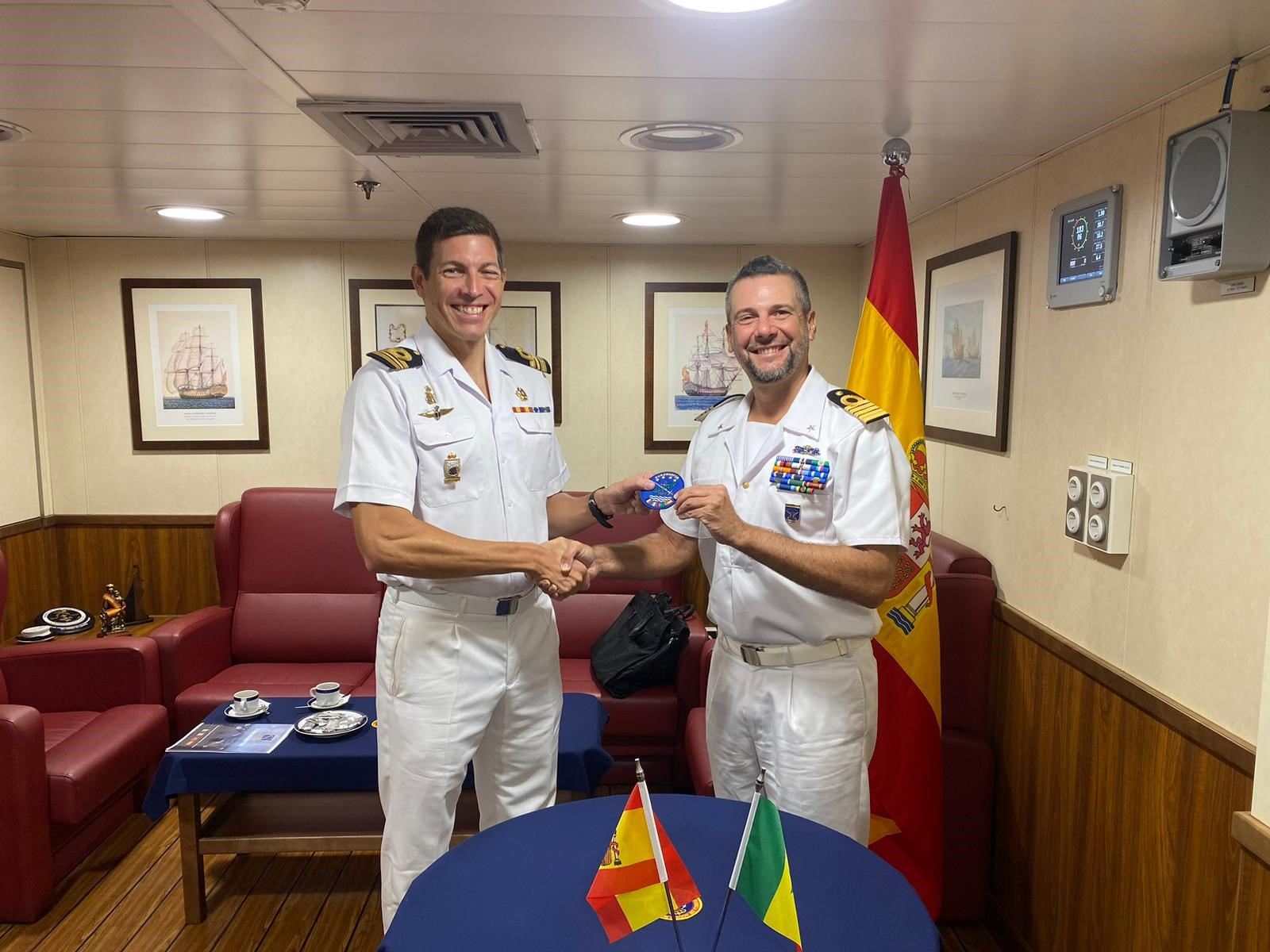 Welcome between the Director of the EUROMARFOR Permanent Cell and the Commander of the 'Meteoro'.