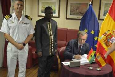 Signing of the Relámpago Honor Book by the Spanish Ambassador, in the Presence of the Regional Minister, Joseph Nelson