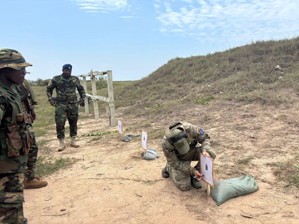 Miembro del EZAPAC durante un entrenamiento con fuego real