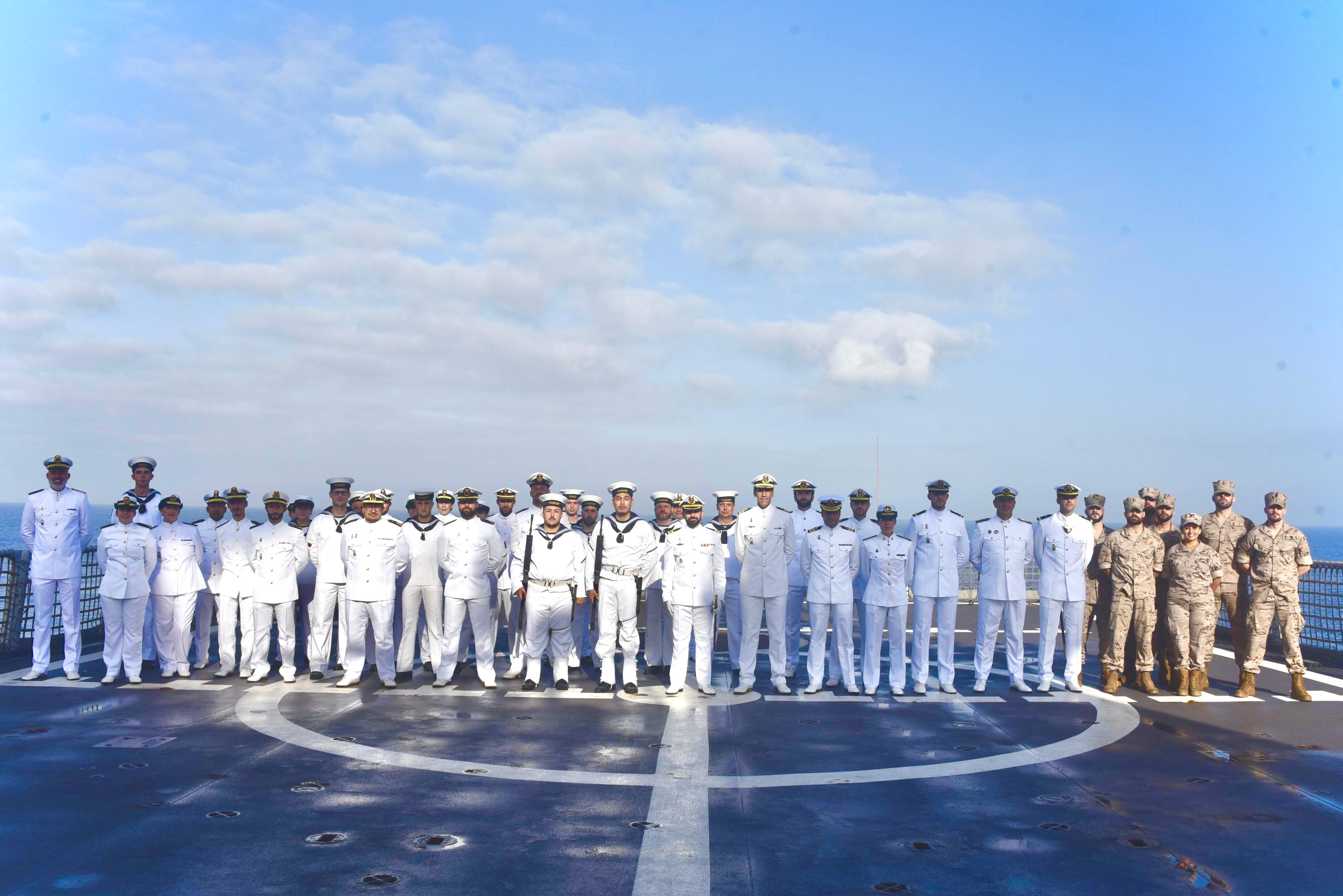 Dotación del BAM 'Furor'