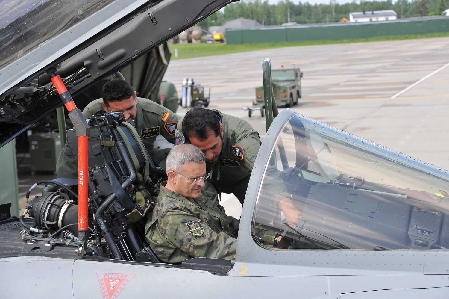 El CMOPS visita a los españoles de la Policía Aérea del Báltico